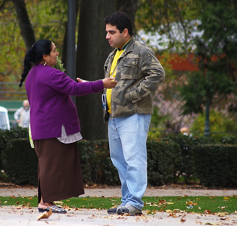 Gitana ofreciendo Romero en el Parque del Retiro de Madrid. Fotografía de Antonio Fiol. Licencia CC BY 2.0