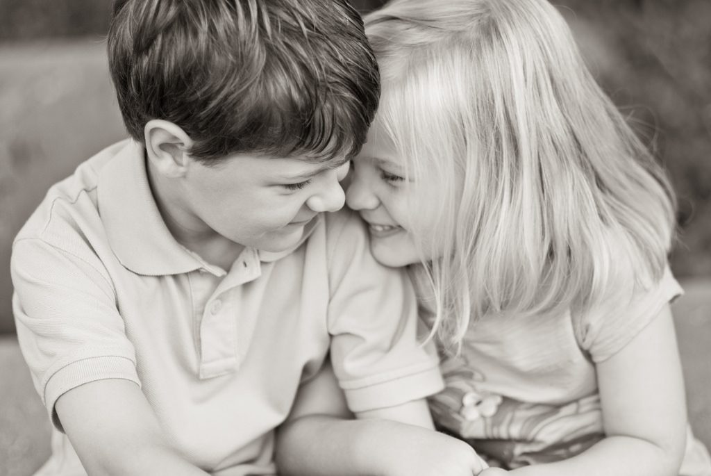 Una niña y un niño abrazados sonriendo. Foto de Shannon White. Descargada de: https://flic.kr/p/9rXnQn. Licencia CC BY