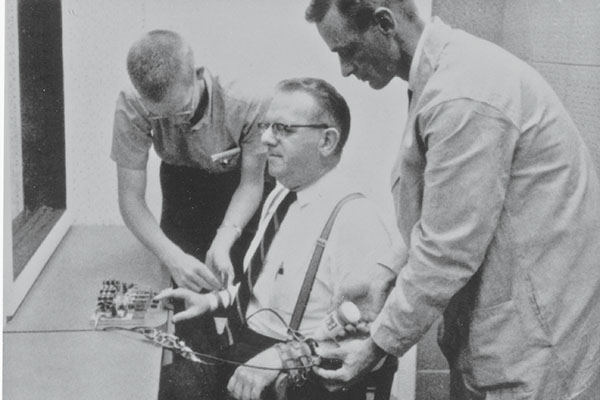 Archivo:Milgram-experiment-photo-bulidomics.jpg