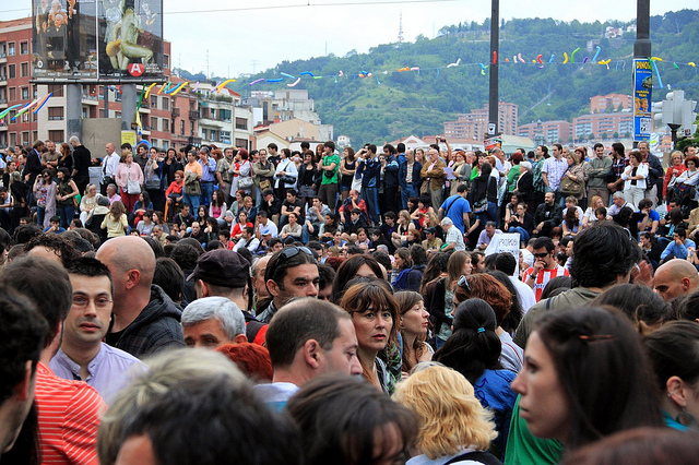 Foto donde aparece mucha gente, en unas fiestas de pueblo (Arriaga). Usada para ilustrar el principio de influencia de validación social, en concreto, la táctica de «lo que dice la mayoría». La foto pertenece a Iñigo Alonso y fue originalmente descargada de https://flic.kr/p/9KyZQM. La licencia es CC BY-SA 2.0.